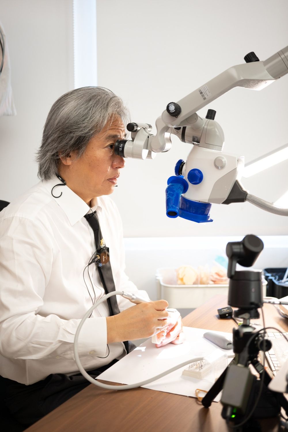 Dr. Masayuki Okawa mendemonstrasikan preparasi di bawah mikroskop