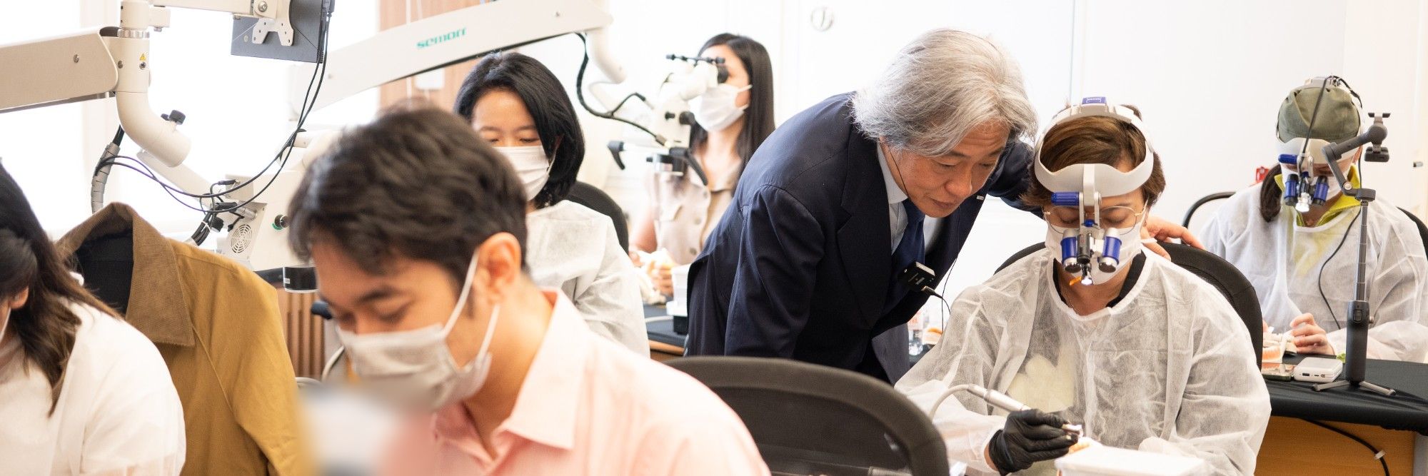 Dr. Masayuki Okawa mengoreksi preparasi peserta di ruang kelas bermikroskop, Okawa Workshop 2026