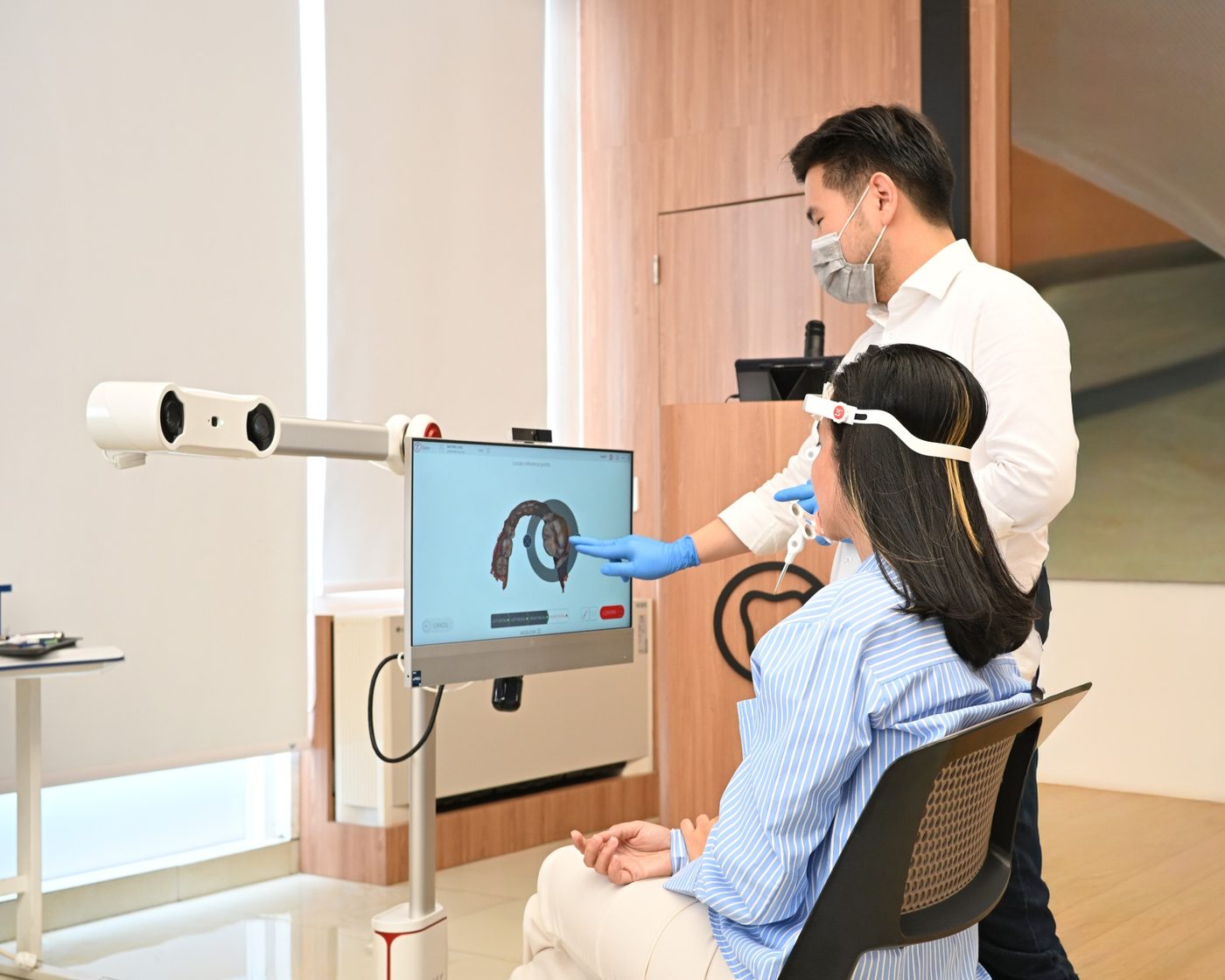 Demo Modjaw: menentukan titik referensi pada hasil scan, relawan memakai headset